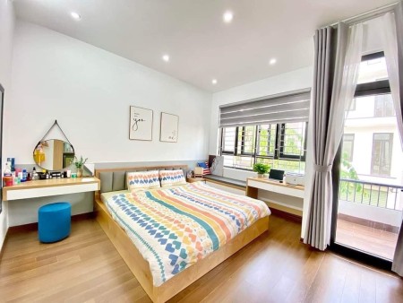 Bán nhà nguyên căn đẹp, ô tô đỗ cửa ngõ thông thoáng, giá bán hơn 4 tỷ, sổ đỏ vuông đẹp