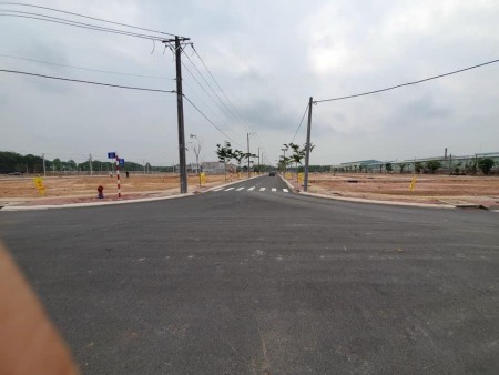 Cần bán 2 lô đất nền đối diện trường học và công viên.vị trí cực đẹp trong khu dân cư Đức Phát 1.