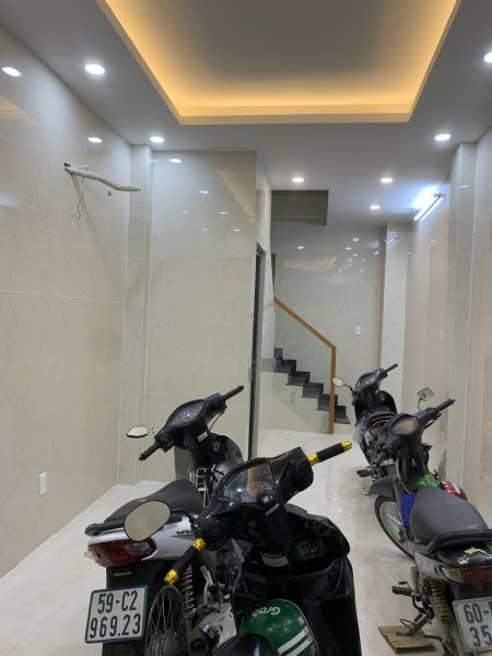 Kẹt tiền cần bán gấp nhà mặt tiền đường 3/2 mới xây 4 lâu giá bán 12 tỷ khu dân cư đông đúc