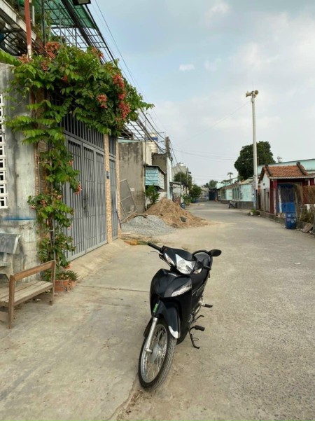 Chính chủ cần bán nền đất diện tích 300m2, gần siêu thị, khu công nghiệp giá tốt, tiện ích đủ