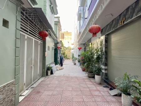 Bán nhà ngõ lửa hồng ô tô đỗ cửa sổ đỏ chính chủ, khu dân cư đông đúc, hướng tốt