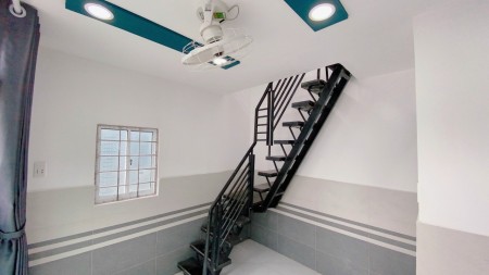 Nhà 2 mặt hẻm, thoáng mát, tổng diện tích sử dụng là 32m vuông. Giá 750 triệu. Giao dịch chính chủ