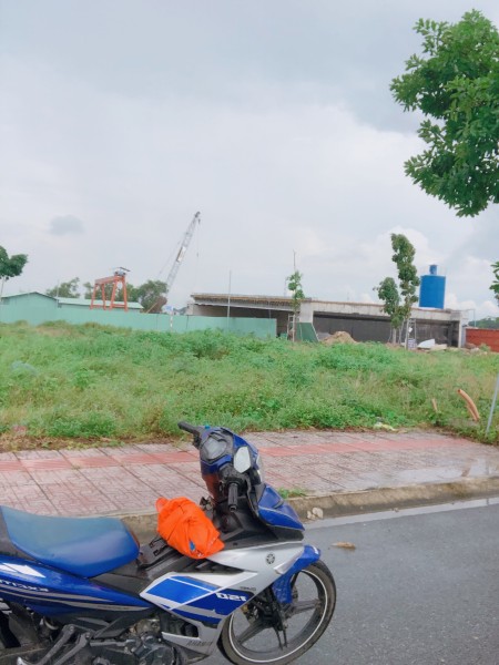 Bán đất đối diện chợ Bến Cát, 100m2 tc100%, đường nhựa 13m, 900tr/nền