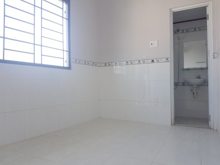 Nhà mới 100%. BAN CÔNG. WC Riêng. Đầy đủ tiện nghi FREE wifi, máy giặt, máy nóng lạnh