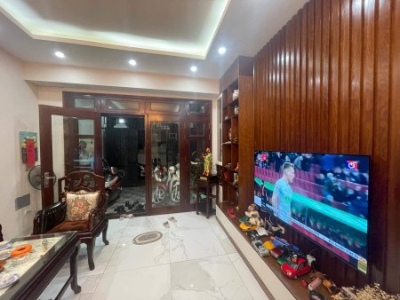 Nhà mới lung linh thang máy gần phố tặng đầy đủ nội thất, bán nhanh để chuyển chỗ ở gần công ty
