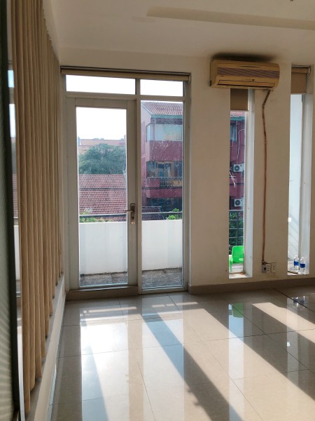 Cho thuê nguyên căn kinh doanh ngay mặt tiền Nguyễn Ngọc Lộc 4 lầu đúc, giá 30 triệu/tháng