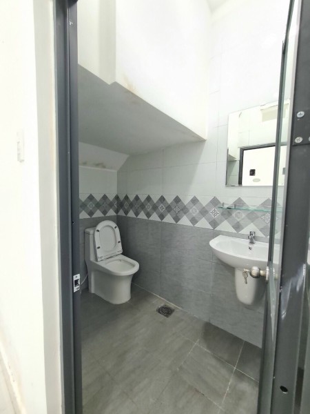 Bán nhà phô nguyên căn có 1 trệt 2 lầu, giá hấp dẫn đầu tư sinh lợi, hẻm Lạc Long Quân