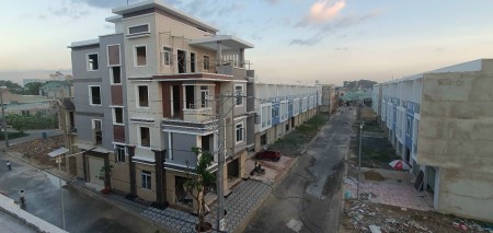 Bán khách sạn góc 2 mặt tiền gần chợ Hương Phước, UBND phường Phước Tân giá 8.8 tỷ
