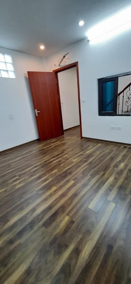 Bán nhà ngõ 268 Ngọc Thuỵ, bao mới đẹp, diện tích 42/70m2, giá bán 3,5 tỷ, sổ vuông đẹp