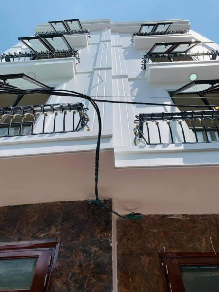 Bán nhà diện tích sử dụng 40m2, 5 tầng, giá 3.2 tỷ nhà mới kính koong gần phố ngõ rộng