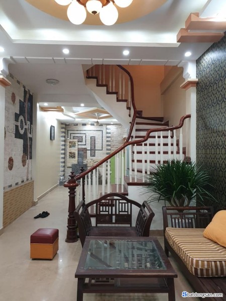 Bán gấp nhà Lạc Long Quân vị trí đắc địa giá 5.6 tỷ, pháp lý đầy đủ, làm việc chính chủ