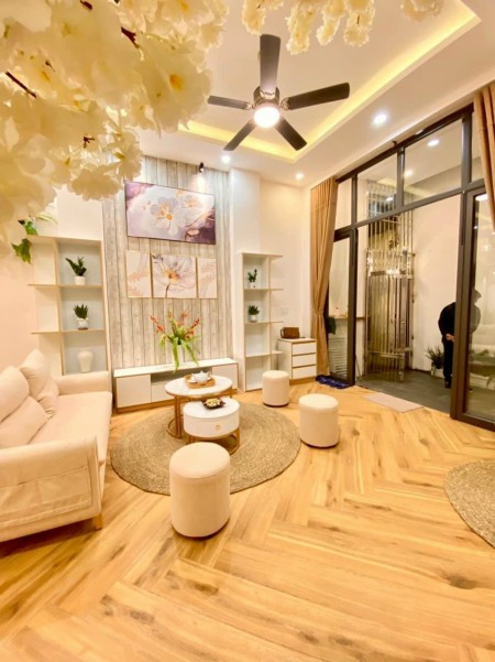Trung tâm Cầu Giấy lô góc nhỉnh 4 tỷ, ngõ 2 ô tô tránh mặt tiền rộng, bàn giao ở luôn, lhcc