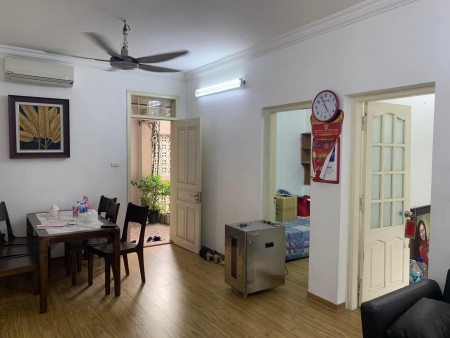 Bán gấp nhà căn hộ tập thể Lý Nam Đế giá 3,3 tỷ, 80m, lô góc mới đẹp, ở luôn