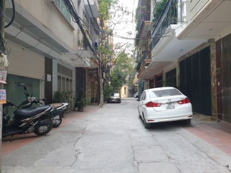 Bán nhà phân lô Hoàng Quốc Việt Quận Cầu Giấy giá bán 10.8 tỷ 5 tầng ô tô tránh, ngõ thông