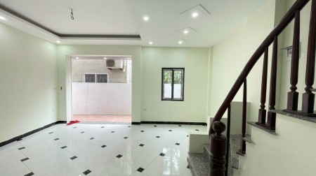 Bán nhà chính chủ mới xây giá 1,55 tỷ, diện tích 35m2, 3 tầng tại Đông La, Hoài Đức