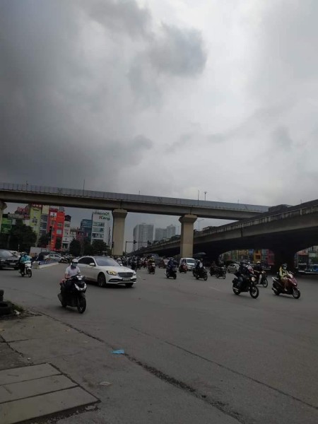 Bán nhà mặt phố Khuất Duy Tiến, diện tích 37m2, MT 8m, nhỉnh 10 tỷ, vỉa hè đá bóng