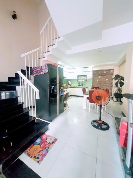 Nhà Hót Gò Vấp khu Nguyễn Văn Lượng không lộ giới, dt 63m2, 4 tầng, có gara chỉ 80 triệu/m2