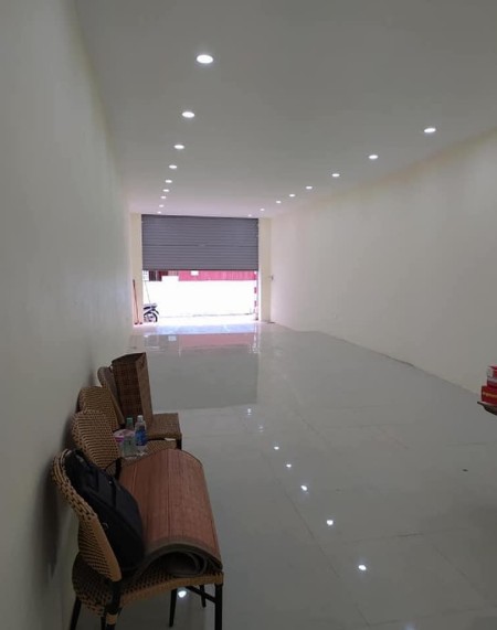 Tôi cần bán gấp nhà đầu Xuân Đỉnh, sát Nguyễn Văn Huyên kéo dài, diện tích 90m2