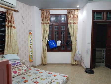 Chính chủ cần bán nhà diện tích sổ đỏ là 33m2, lô góc, 5 tầng, 2 mặt thoáng