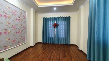 Bán nhà Cầu Giấy gần ngã 5 Lạc Long Quân diện tích sử dụng 34m2 đúc kiên cố 5 tầng giá 3,4 tỉ