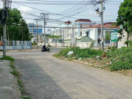 Nợ ngân hàng bán nhanh đất lô góc mặt tiền đường Hoàng Phan Thái sổ hồng riêng, giá tốt