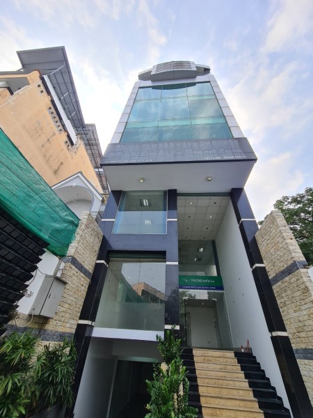 Cho thuê toà nhà văn phòng diện tích sử dụng 800m2 công năng đầy đủ, giá tốt, khu dân cư đông