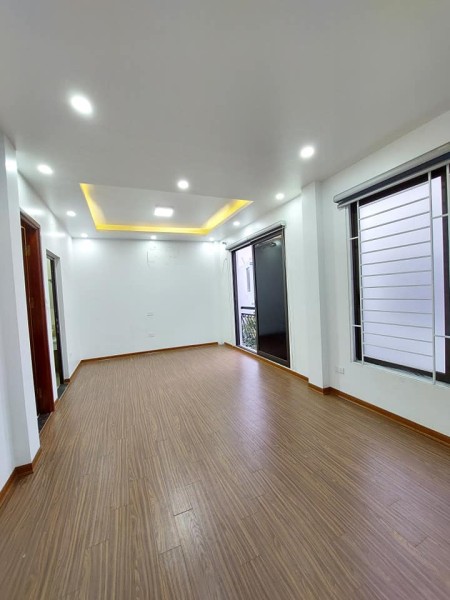 Bán nhà phố Thạch Bàn, Long Biên diện tích 37m2, 5 tầng, mặt tiền 6.5m, giá bán 3.75 tỷ