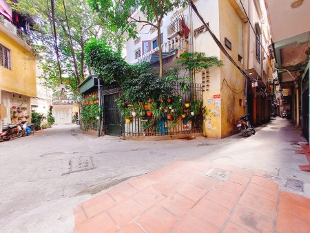 Bán nhà nhỉnh 3 tỷ, dtsd 35m2, ô tô đỗ cửa cách phố Lê Duẫn 60m, ngõ thông 2 phố