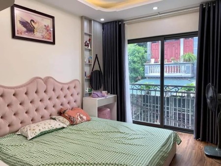 Bán nhà chính chủ Phố Chùa Láng, Phường Láng Thượng, nhà đẹp, cách phố 40m, 45m2x5T, về sẵn ở ngay