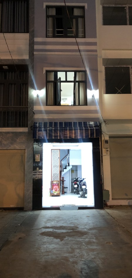 Cho thuê mặt bằng có sân rộng 36m2 đường Cách Mạng Tháng 8, giá 18 triệu/tháng, lhcc