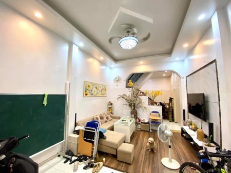 Bán nhà phố Trương Định, nhà đẹp giao thông đi các ngả, gần chợ trường học, nhỉnh 3 tỷ