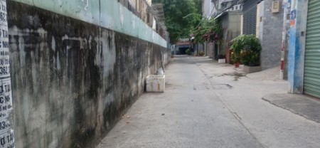 Bán nhà Tân Phú, hẻm thông diện tích 35m2, 2 mặt tiền, 4 tầng đúc, sân thượng, giá bán 4.1 tỷ