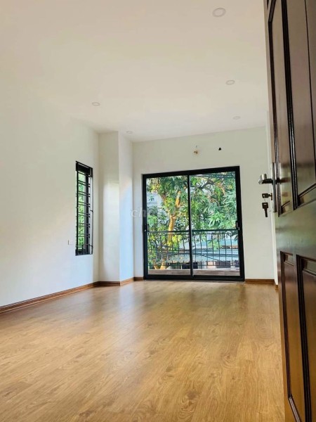 Gia đình cần bán gấp nhà nguyên căn mới xây, 5 tầng đúc, Quận Long Biên, giá bán 3.5 tỷ