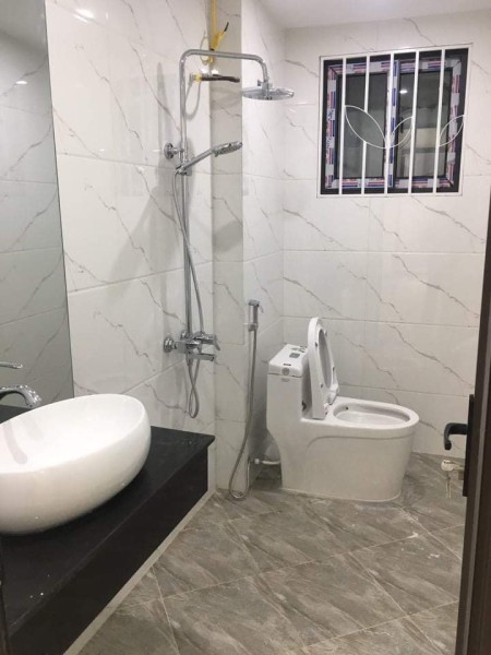 Bán nhà khu vực phố Nguyễn Sơn đầy đủ tiện ích 60m vuông, mặt tiền 3,6m giá chỉ 5 tỷ
