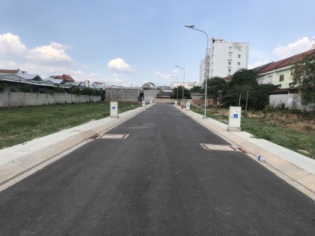 Bán đất Thủ Đức. Mặt tiền Ngô Chí Quốc. Đã có sổ riêng. DT 59,3m2. Giá 3 tỷ 774 triệu. Ngang 4m