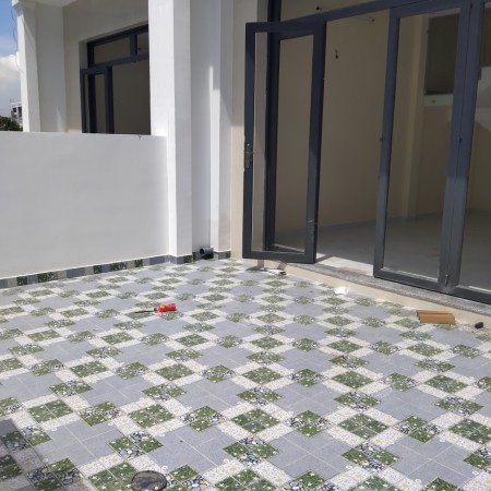 Cần bán lại căn nhà 1 trệt 1 lầu mới xây đúc kiên cố, khu dân cư đông đúc, bàn giao đủ sổ