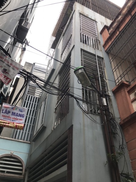 Bán nhà nguyên căn Cầu Giấy, nhà thoáng đẹp nội thất gỗ xịn, diện tích 54m2, giá 4.6 tỷ