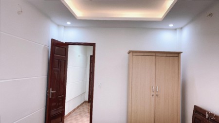 50m ra mặt phố Phạm Văn Đồng, thành phố Giao Lưu, dtsd 42m2, 5 tầng, gá 4.36 tỷ, ở luôn