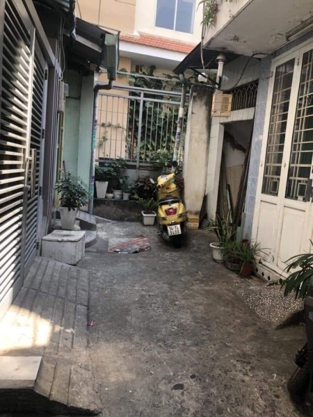 Bán nhà Hai Bà Trưng, vị trí vàng Quận 1 xung quanh đầy đủ tiện ích, mua bán kinh doanh sầm uất
