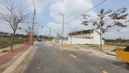 Cần ra lô đất mặt tiền quốc lộ 13 diện tích sử dụng 100m2 sổ riêng công chứng ngay
