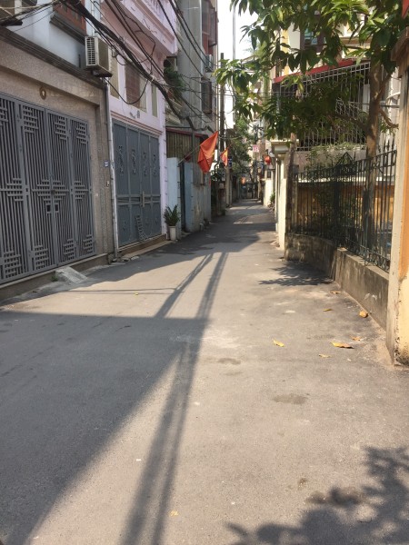 Bán nhà Nguyễn Văn Cừ, diện tích 36m2, giá 3 tỷ, ô tô đỗ cổng, sổ đỏ vuông vức, giá tốt