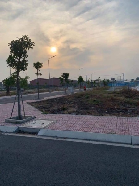 Cần tiền bán gấp lô đất thổ cư pha thổ vườn Lê Minh Xuân diện tích sử dụng 251m2