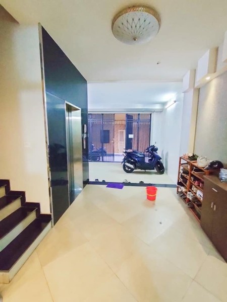 Bán nhà đẹp Ngọc Lâm Quận Long Biên, lô góc, kinh doanh tốt! Giá hữu nghị khu dân cư đông