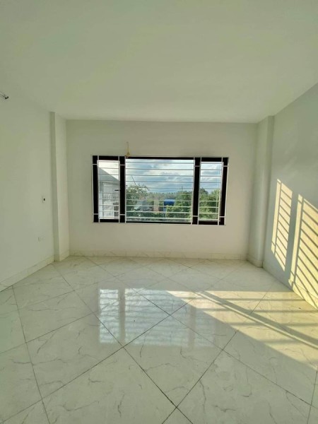Bán nhà phố Bồ Đề, Long Biên, Hà Nội, diện tích 50m x5 tần mặt tiền 5m, ô tô đổ cửa, giá 7 tỷ hơn