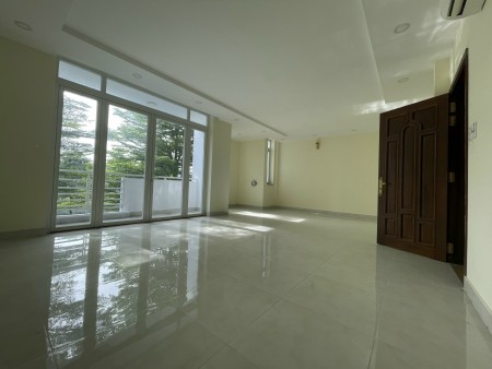 Chia sẻ văn phòng tầng 1 trong nhà nguyên căn. Đang làm showroom tầng trệt. Liên hệ: 0932.689.228
