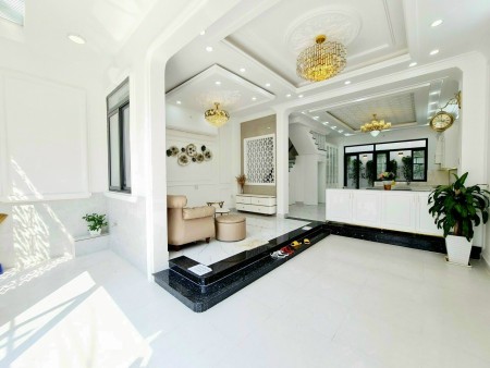 Chủ đi định cư nước ngoài cần bán gấp căn nhà phố mặt tiền lớn gần Vincom Dĩ An
