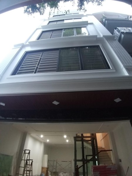 Nhà mới Hoàng Quốc Việt để 2 ô tô 7 chỗ trong nhà 6 tầng thang máy, liên hệ 0972271199