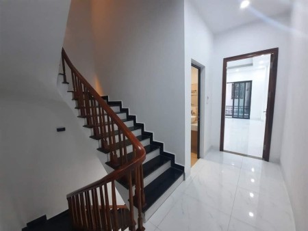 Hiếm hot! Nhà Hoàng Mai, ô tô tránh, ngõ thông, diện tích sử dụng 37m2 3 tầng, nhỉnh 3 tỷ