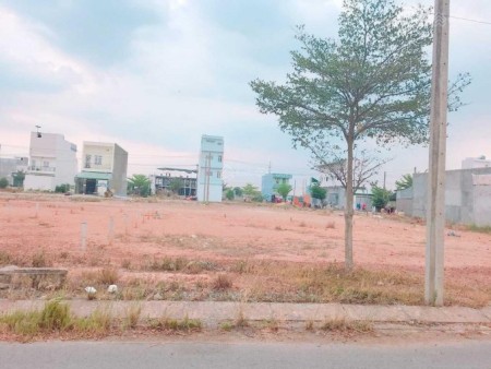 Cần bán gấp lô đất DT 135m2, Tỉnh Lộ 10, gần chợ và trường THCS, SHR, thổ cư 100%. Giá: 1 tỷ 4