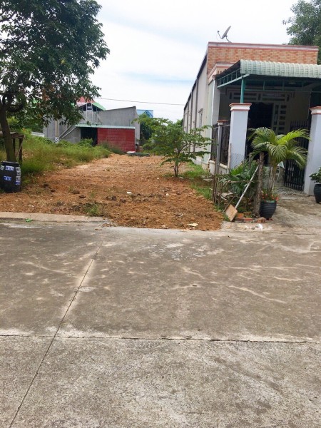 GĐ kẹt tiền cần bán 3 lô đất (Dt 100m2,120m2,125m2) ở KCN Mỹ Phước 3, SHR, dân đông, vị trí đẹp.